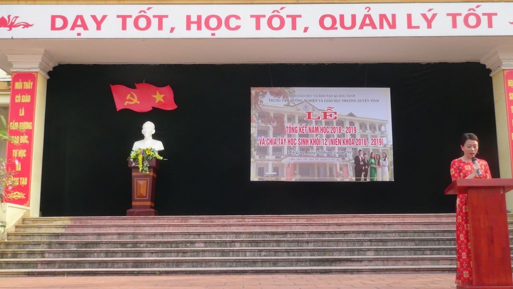 Cô giáo Nguyễn Thị TIến Lộc- Phó Giám Đốc phụ trách Trung tâm phát biểu tại buổi lễ