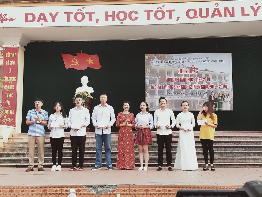 Trao thưởng học sinh giỏi