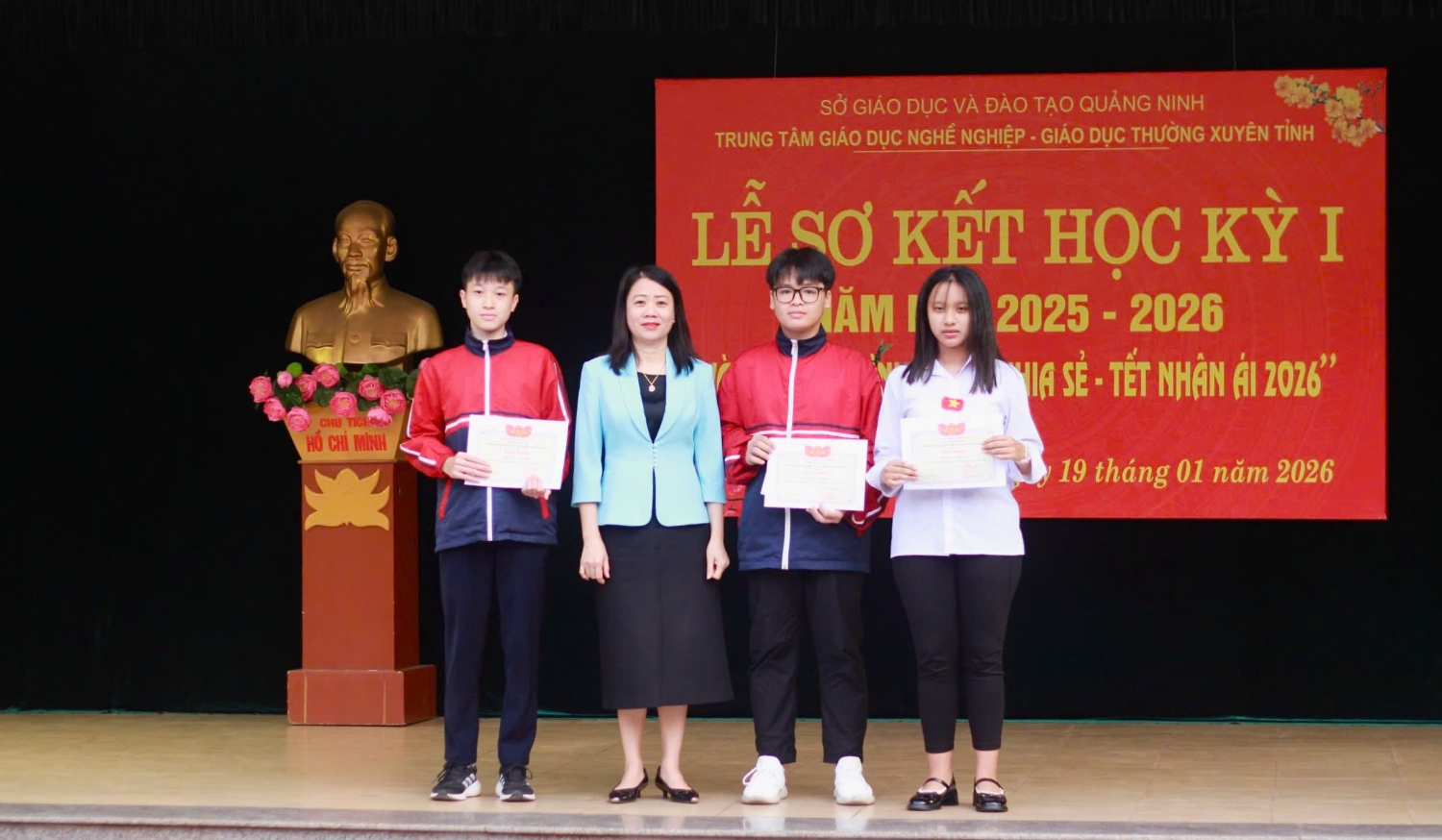 Khen thưởng tập thể lớp đạt thành tích xuất sắc trong đợt thi đua học kỳ I