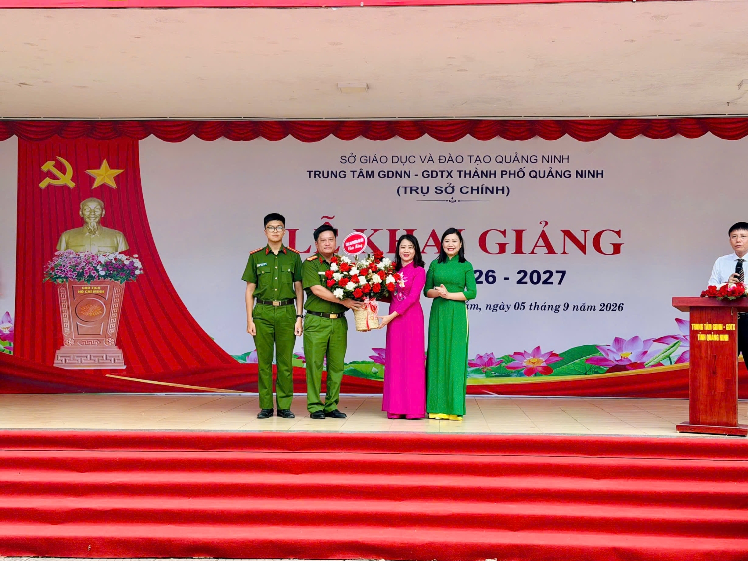 Đại biểu tặng hoa chúc mừng