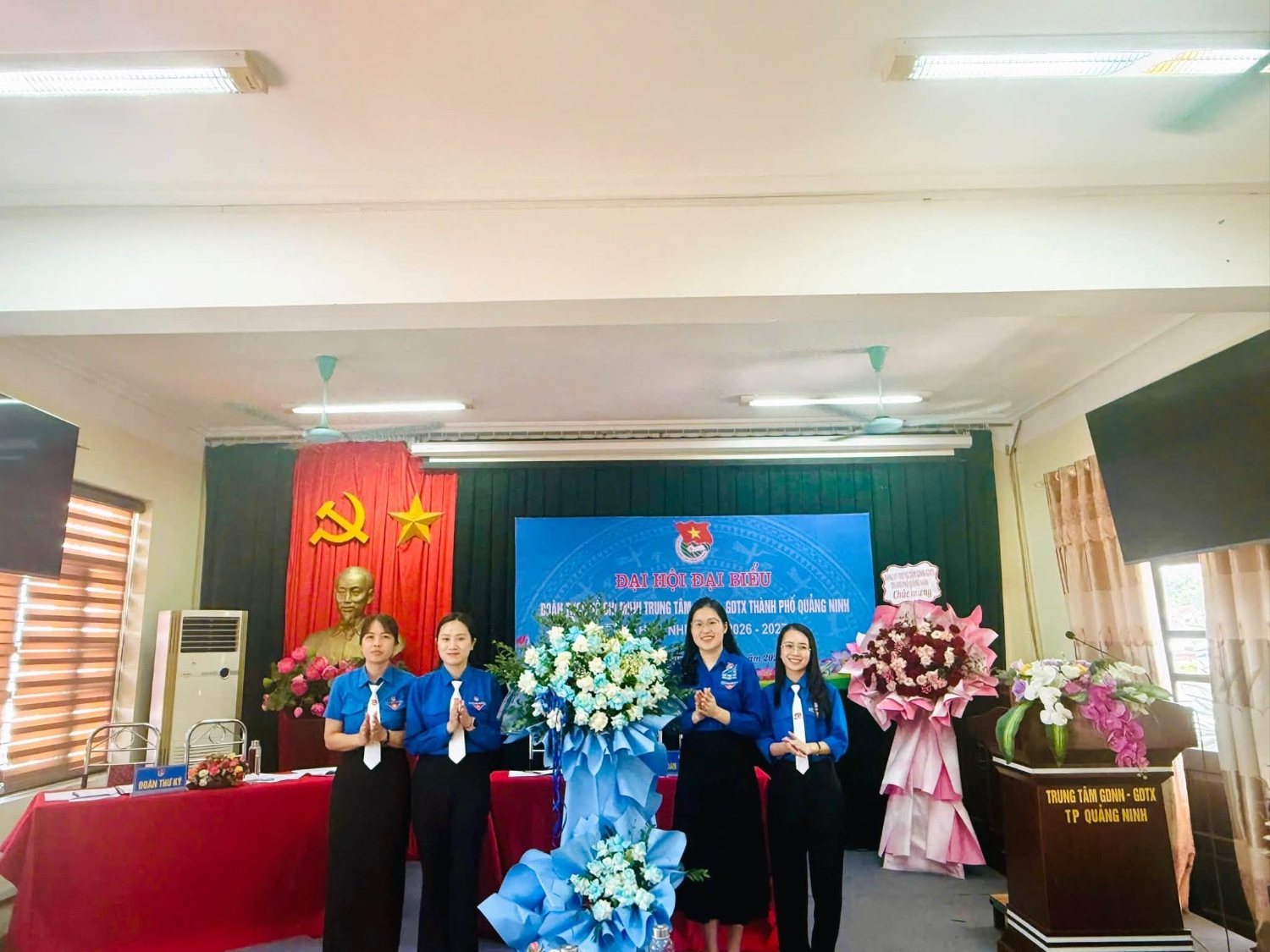 Đoàn cấp trên tặng hoa chúc mừng Đại hội