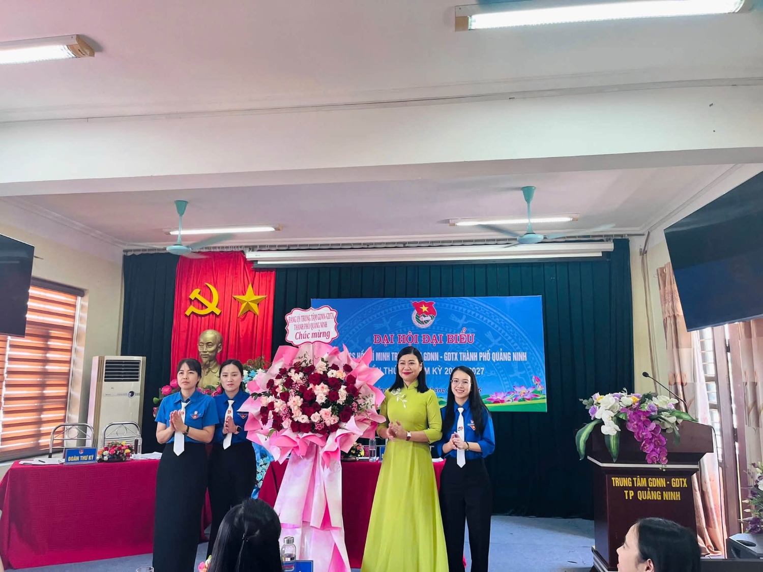 Đảng ủy tặng hoa chúc mừng Đại hội