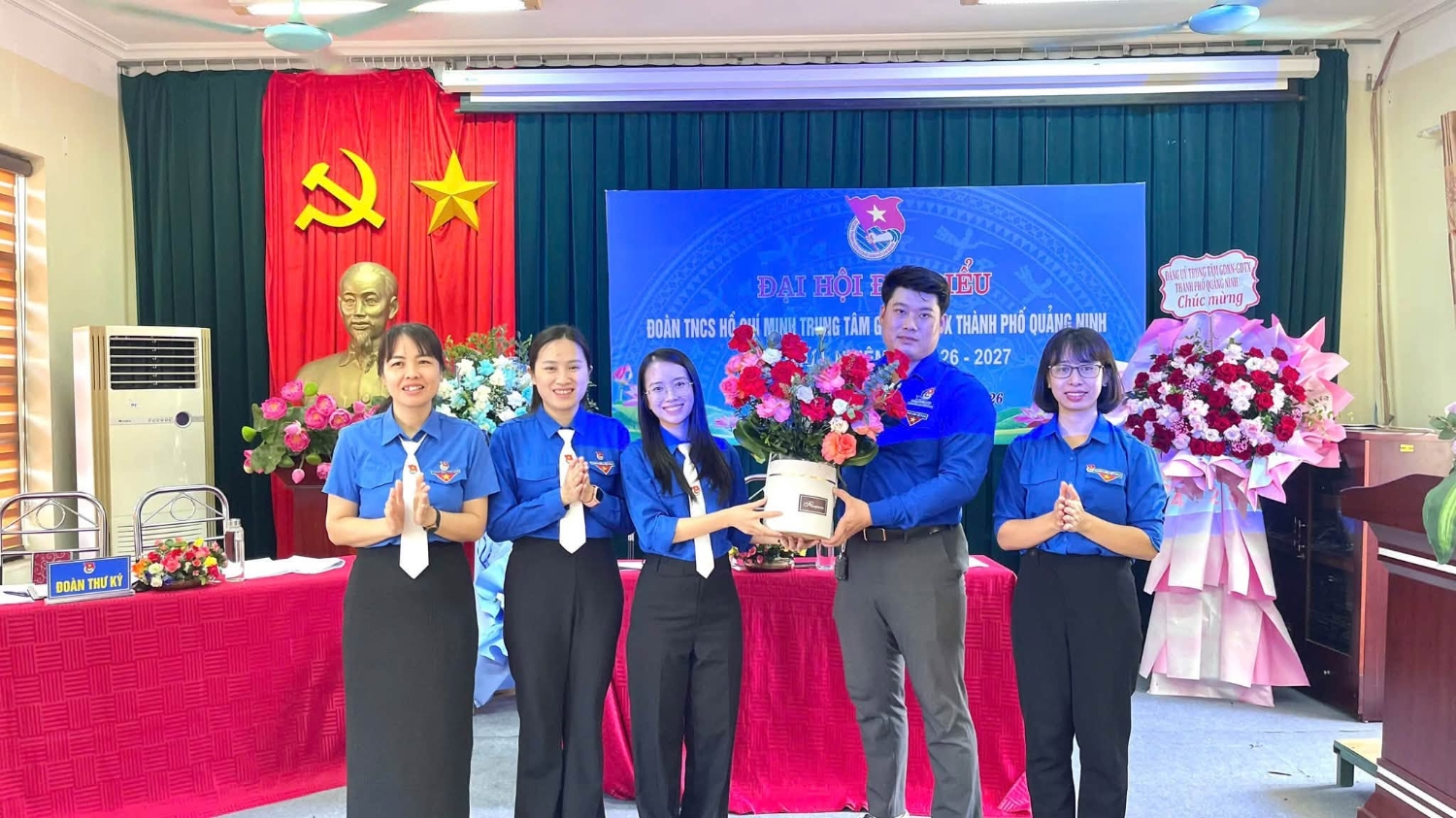 Đại diện các đoàn bạn chúc mừng Đại hội